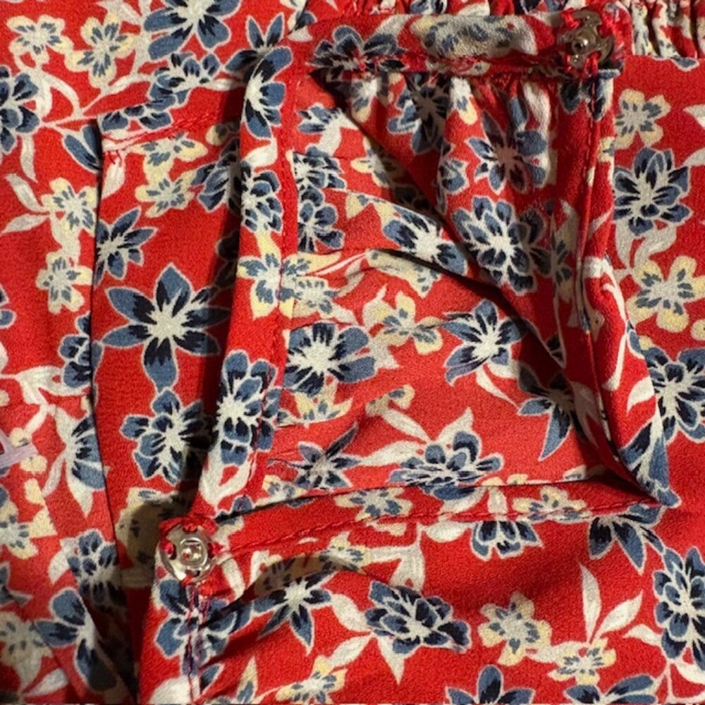 Adrienne Vittadini Womens Smocked Shoulder L Red Blouse Blue White Flowers NWOT - Picture 6 of 10